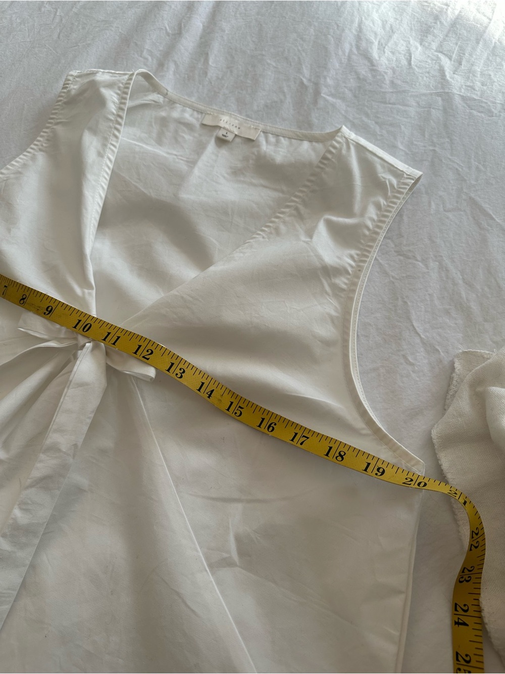 All:Row white top with V-neck and bow, size large - Picture 6 of 12